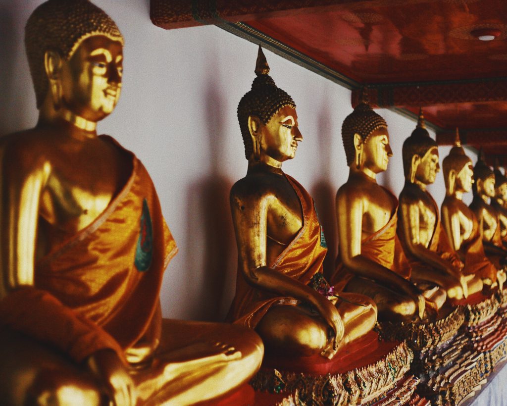 gold-colore buddha statues