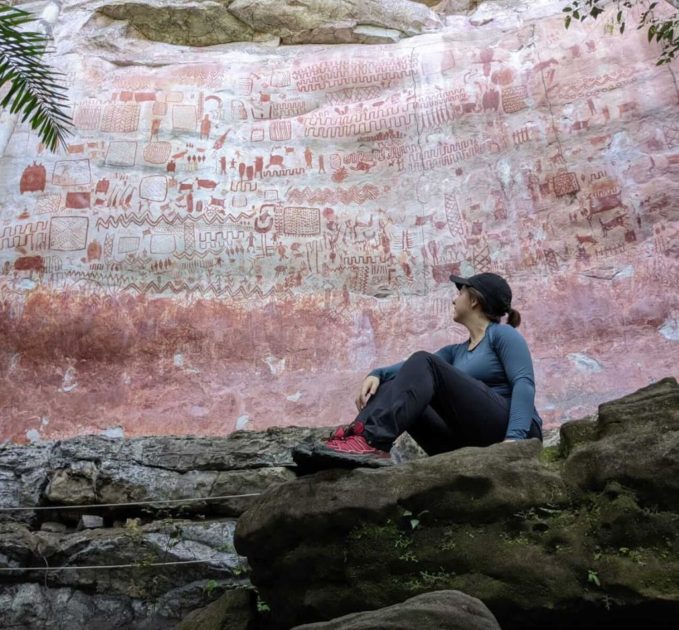 Woman sitting in front of the Cerro Azul