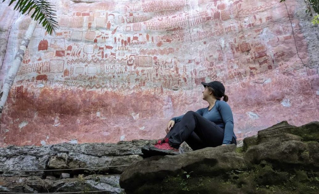 Woman sitting in front of the Cerro Azul