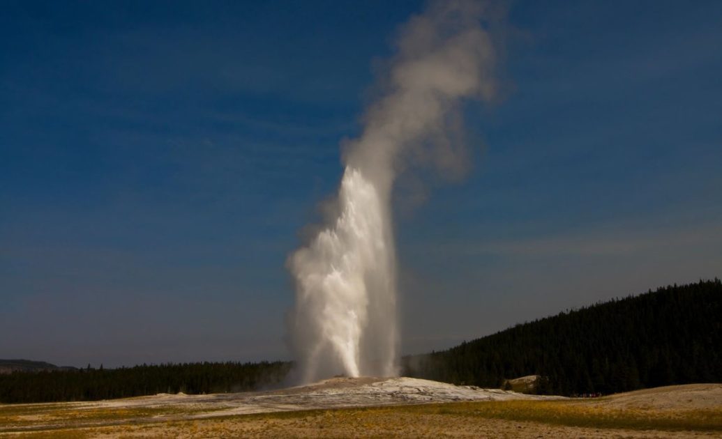 Yellow Stone national park old faithful